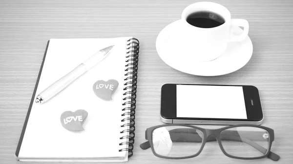 Кофе, телефон, очки, блокнот и сердце — стоковое фото