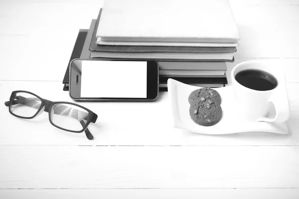 Taza de café con galletas, teléfono, pila de libros y anteojos negro — Foto de Stock