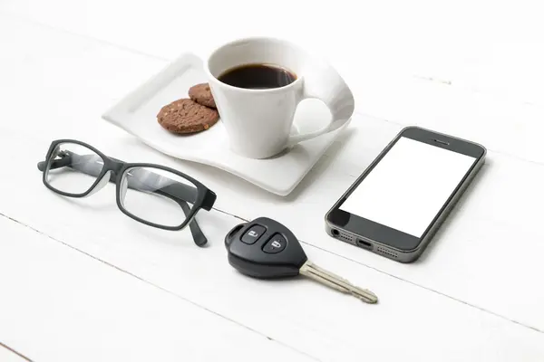 Csésze kávé, süti, a telefon, a szemüveg és a autó kulcs — Stock Fotó