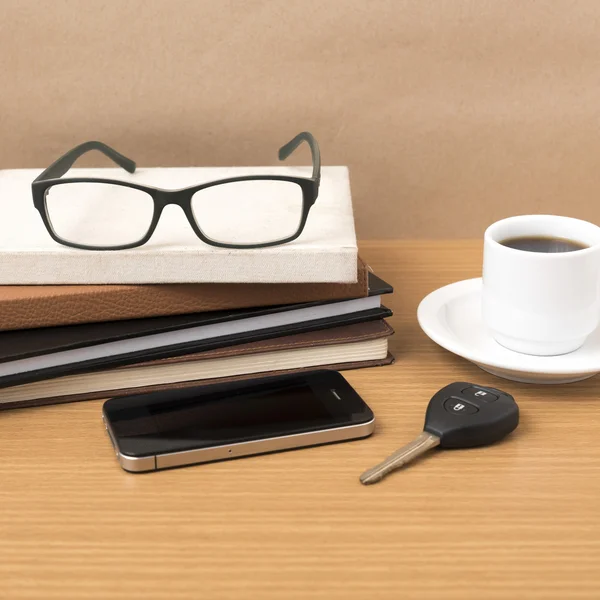 Caffè, telefono, chiavi della macchina, occhiali e pila di libri — Foto Stock