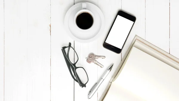 Taza de café con teléfono, llave, anteojos y cuaderno abierto —  Fotos de Stock