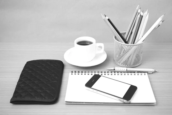 Ołówek do kawy, telefon, okulary, notatnik, portfel i kolor — Zdjęcie stockowe
