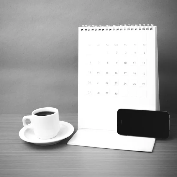 Φλιτζάνι καφέ και τηλέφωνο και ημερολόγιο — Φωτογραφία Αρχείου