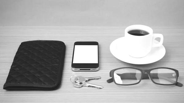 Kahve, telefon, anahtar, gözlük ve m-cüzdan — Stok fotoğraf