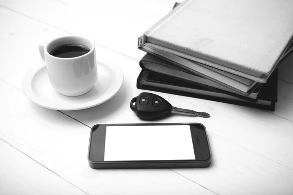 Taza de café con teléfono, llave del coche y pila de libro en blanco y negro —  Fotos de Stock
