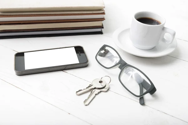 커피 컵 전화, 열쇠, 안경 및도 서의 스택 — 스톡 사진