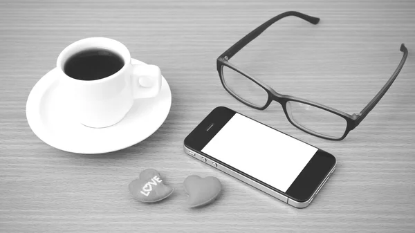 Kávé, a telefon, a szemüveg és a szív — Stock Fotó