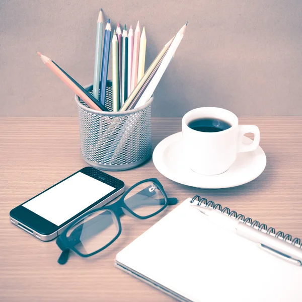 Kahve, telefon, gözlük, not defteri ve kalp ve renk kalem — Stok fotoğraf