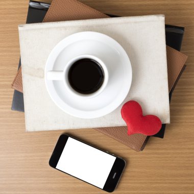 kahve, telefon, kitap ve kalp yığını