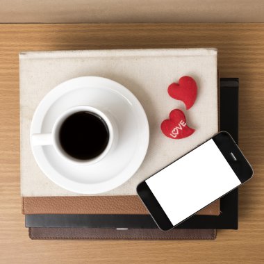 kahve, telefon, kitap ve kalp yığını