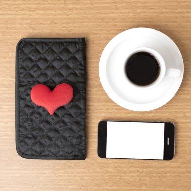 kahve, telefon, cüzdan ve kalp