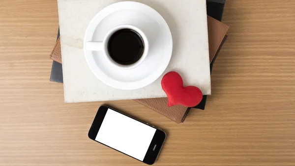 Café, téléphone, pile de livre et coeur — Photo