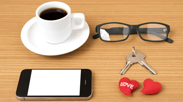 咖啡、 手机、 眼镜和钥匙 — 图库照片