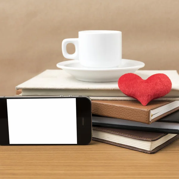 Kahve, telefon, kitap ve kalp yığını — Stok fotoğraf