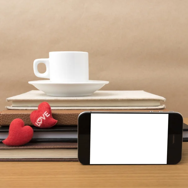 Кава, телефон, стопка книги та серця — стокове фото