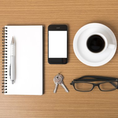 kahve, telefon, not defteri, gözlük ve anahtar