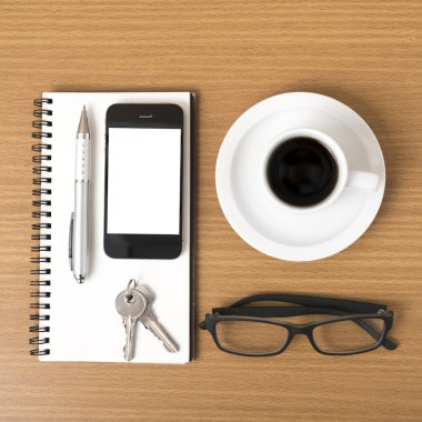 kahve, telefon, not defteri, gözlük ve anahtar