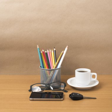kahve, telefon, gözlük, renk kalem ve araba anahtarı