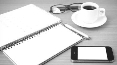 kahve, telefon, gözlük, not defteri ve canlendar