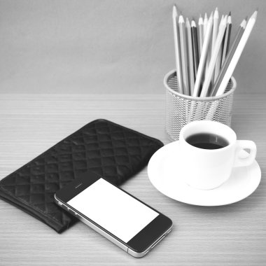 kahve, telefon, cüzdan ve renk kalem