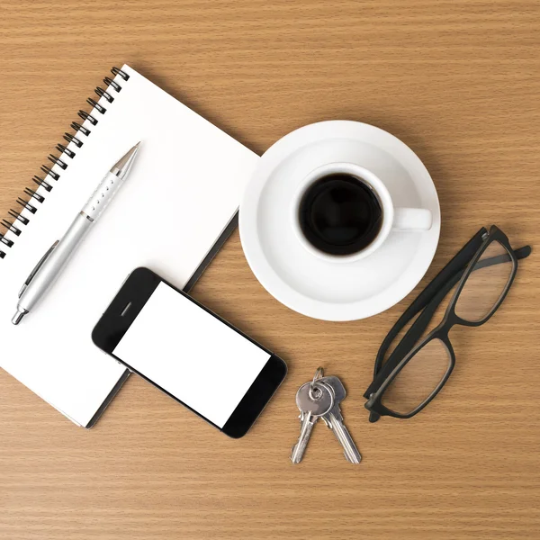 Café, telefone, bloco de notas, óculos e chave — Fotografia de Stock