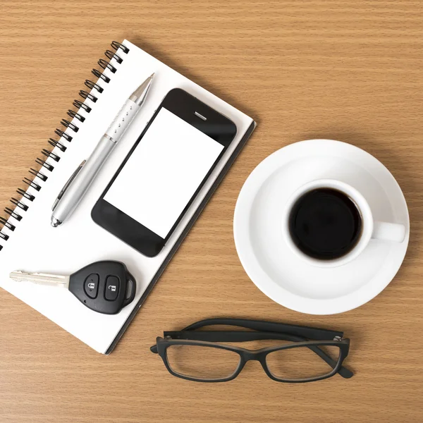 Café, téléphone, bloc-notes, lunettes et clé de voiture — Photo