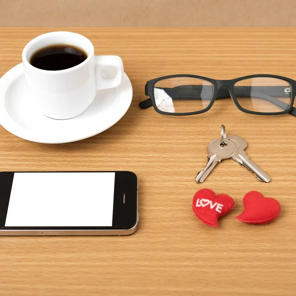 Kaffe, telefon, glasögon och nyckel — Stockfoto