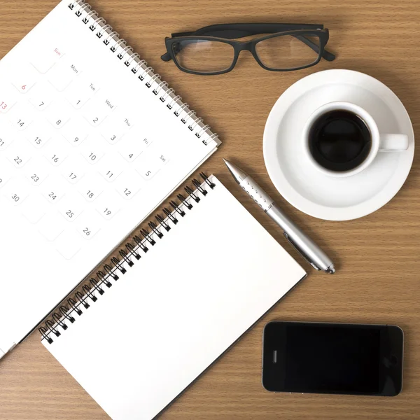 Café, telefone, óculos, bloco de notas e canlendar — Fotografia de Stock