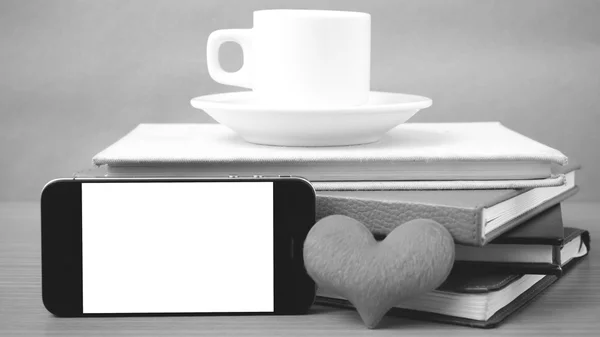 Koffie, telefoon, stapel boek en hart — Stockfoto