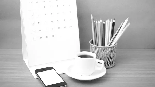 Café, telefone, calendário e lápis de cor — Fotografia de Stock