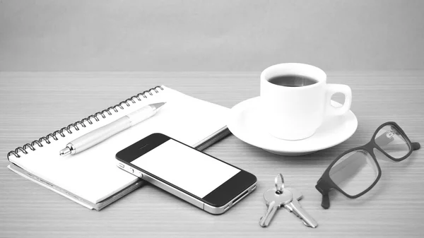 Kávéfőző, telefon, Jegyzettömb, szemüvegek, kulcs — Stock Fotó