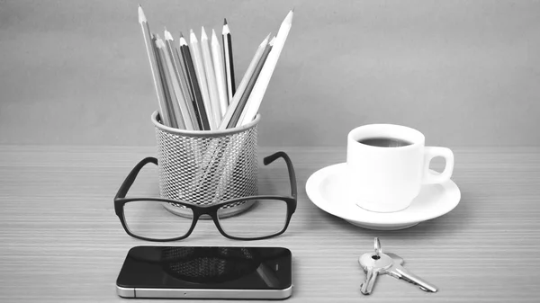 Kawy, telefon, okulary, kolor ołówka i klucz — Zdjęcie stockowe