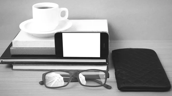 Kahve, telefon, gözlük, kitap ve m-cüzdan yığını — Stok fotoğraf