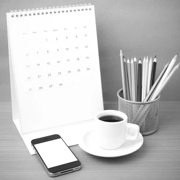 Ołówek do kawy, telefon, kalendarz i kolor — Zdjęcie stockowe