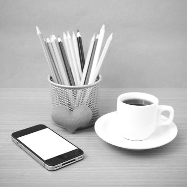 kahve, telefon, renkli kalem ve kalp