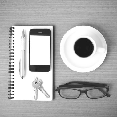 kahve, telefon, not defteri, gözlük ve anahtar