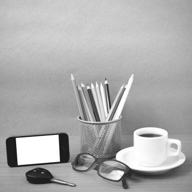 kahve, telefon, gözlük, renk kalem ve araba anahtarı