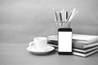 kahve, telefon, kitap ve renk kalem yığını