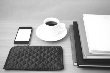 kahve, telefon, kitap ve m-cüzdan yığını
