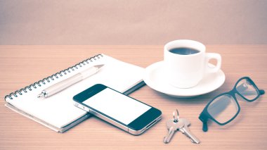 kahve, telefon, not defteri, gözlük ve anahtar
