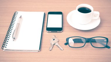 kahve, telefon, not defteri, gözlük ve anahtar