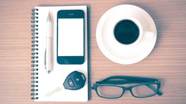 kahve, telefon, not defteri, gözlük ve araba anahtar