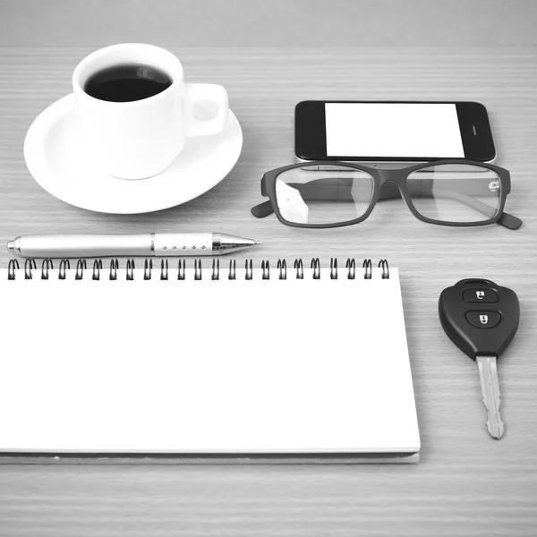 コーヒー、電話、メモ帳、眼鏡、車のキー — ストック写真