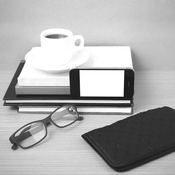 Koffie, telefoon, brillen, stapel boek en portemonnee — Stockfoto