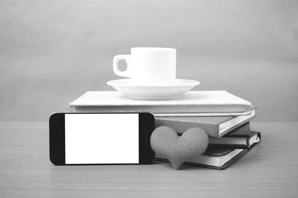 Café, teléfono, pila de libro y corazón — Foto de Stock