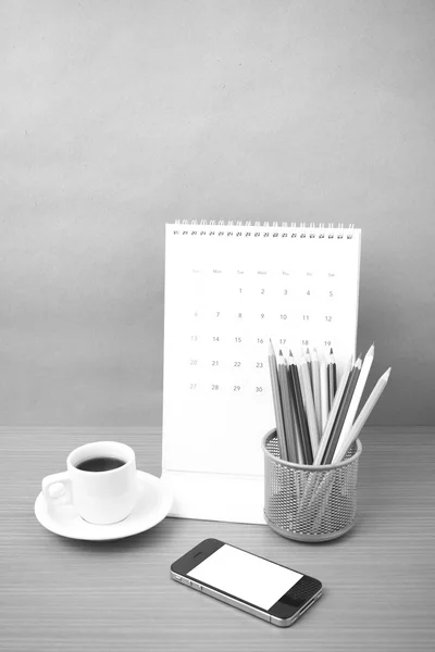 Koffie-, telefoon-, kalender- en kleur potlood — Stockfoto