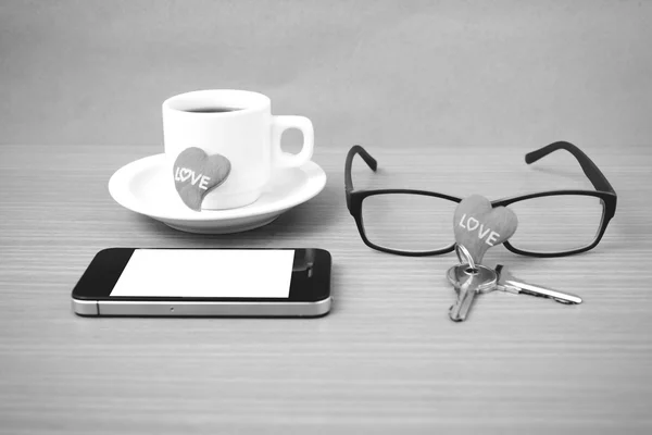 Do kawy, telefon, okulary i klucz — Zdjęcie stockowe