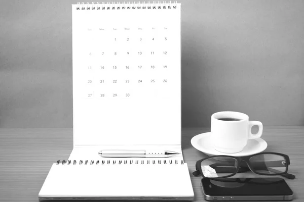 Kaffee, Telefon, Brille, Notizblock und Kalender — Stockfoto