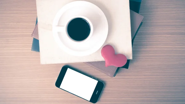 Café, téléphone, pile de livre et coeur — Photo