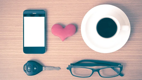 Кава, телефон, окуляри та автомобільний ключ — стокове фото